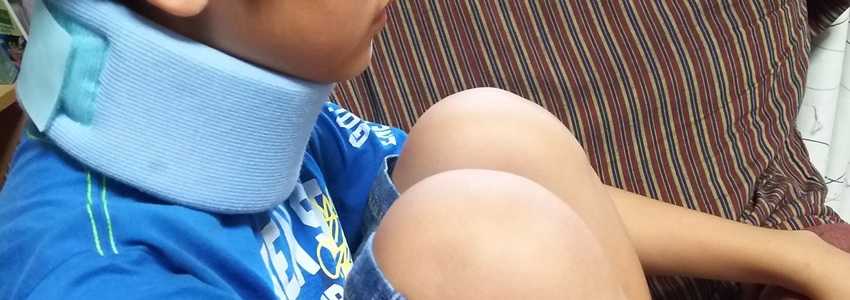 追突事故でむちうち症になり通院中。保険会社が治療費の支払いを打ち切ると言ってきたが、どうすべき?